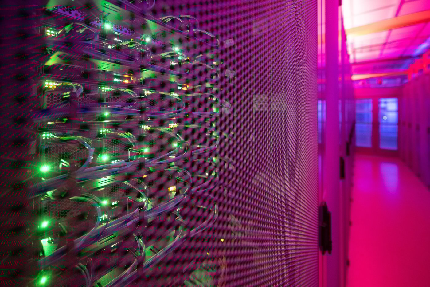 archiv 23012023 hessen frankfurt main leds leuchten in einem serverschrank in einem rechenzen